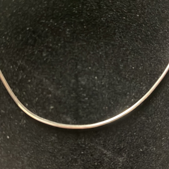 N7. Sterling Silver necklace. - Picture 2 of 3